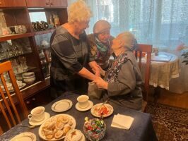 Со 100 - летним юбилеем Калининская окружная ООВВТВСПО поздравила Е.Ф. Есаян, ветерана трудового фронта. Глава муниципального образования г. Краснодара